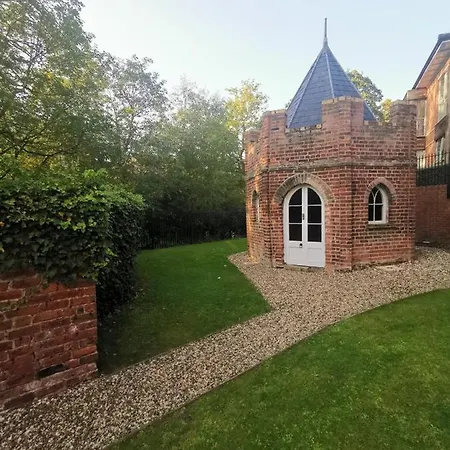 Luxury Two Bedroom In Apartment *