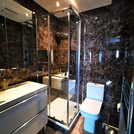 Luxury Two Bedroom In Apartment York